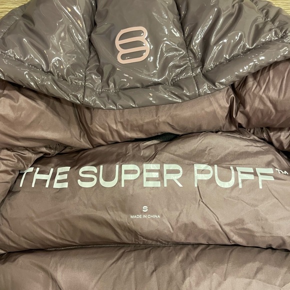 Aritzia The Super Puff Plum Lacquer Shorty.
Water repellent and wind proof. SZ S - Picture 3 of 8